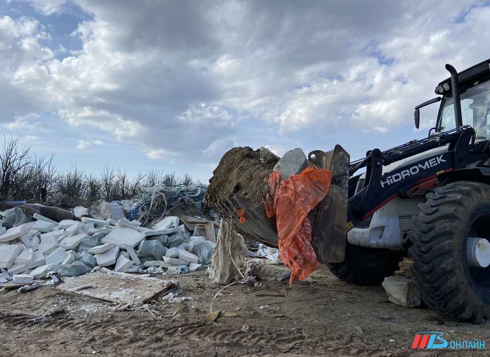 Более 4 кубометров мусора вывезут со стихийной свалки в Советском районе Волгограда